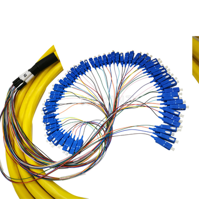 FTTH 64 entkernt Unitube, das gelber Faser-Flecken mit unterschiedlichem Verbindungsstück verkabelt