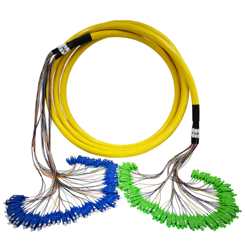 FTTH 64 entkernt Unitube, das gelber Faser-Flecken mit unterschiedlichem Verbindungsstück verkabelt